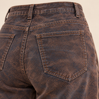 Jeans Alaska, dettaglio tasca posteriore con cuciture color cuoio