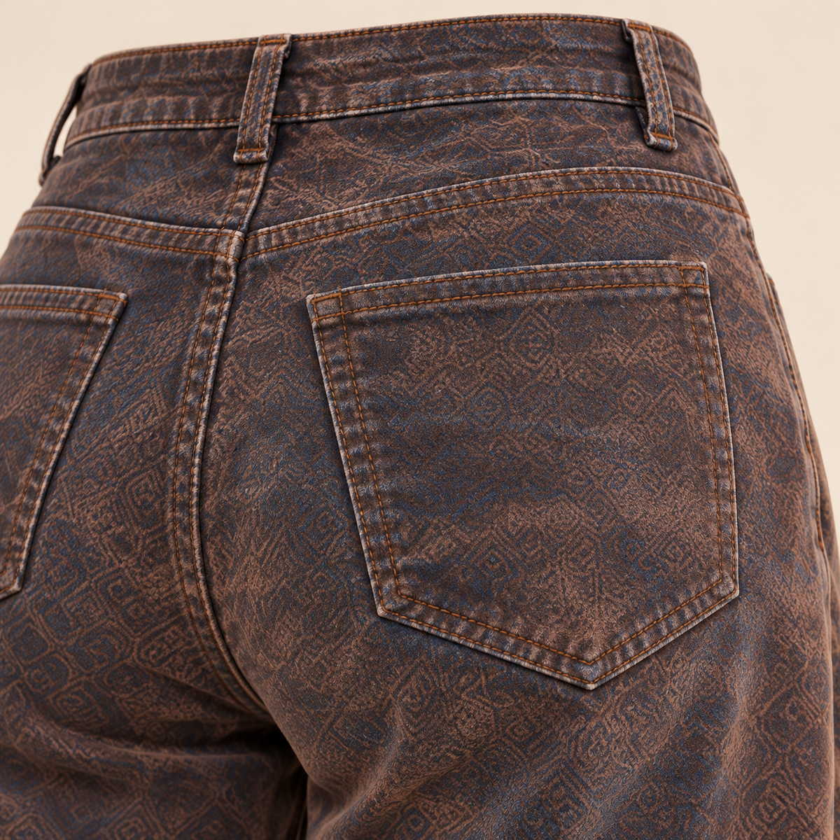 Jeans Alaska, dettaglio tasca posteriore con cuciture color cuoio