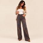 Jeans Alaska abbinato a top bianco e blazer beige, look casual chic