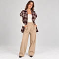 Gilet Scacco tartan bordeaux e grigio indossato, vista frontale a figura intera