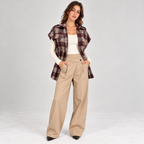 Gilet Scacco tartan bordeaux e grigio indossato, vista frontale a figura intera
