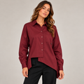 Camicia Alexia bordeaux asimmetrica indossata, vista frontale