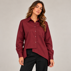 Camicia Alexia bordeaux asimmetrica indossata, vista frontale