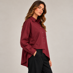 Camicia Alexia indossata, vista tre quarti con orlo asimmetrico