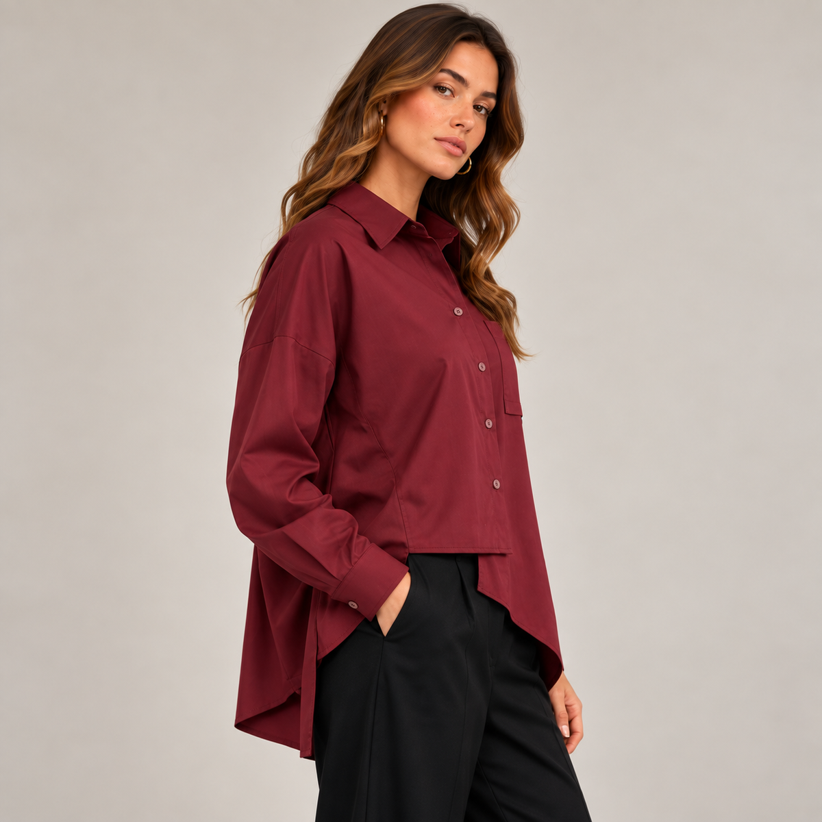 Camicia Alexia indossata, vista tre quarti con orlo asimmetrico
