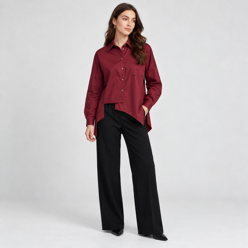 Camicia Alexia bordeaux indossata con pantaloni neri, figura intera