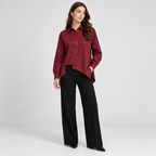 Camicia Alexia bordeaux indossata con pantaloni neri, figura intera