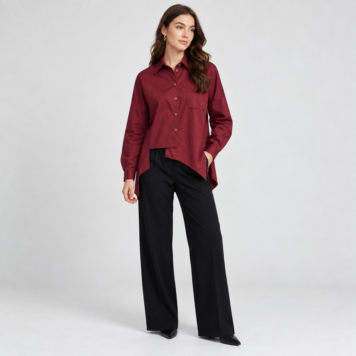 Camicia Alexia bordeaux indossata con pantaloni neri, figura intera