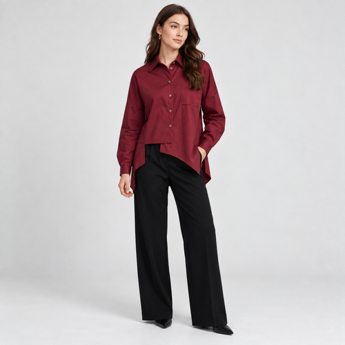 Camicia Alexia bordeaux indossata con pantaloni neri, figura intera
