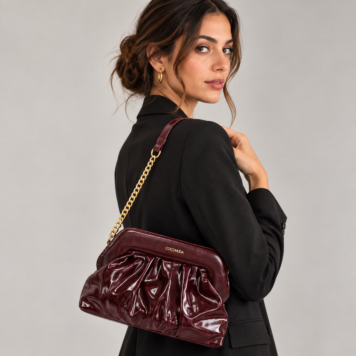 Coconuda Clutch Pouch Vinaccio - indossata a spalla