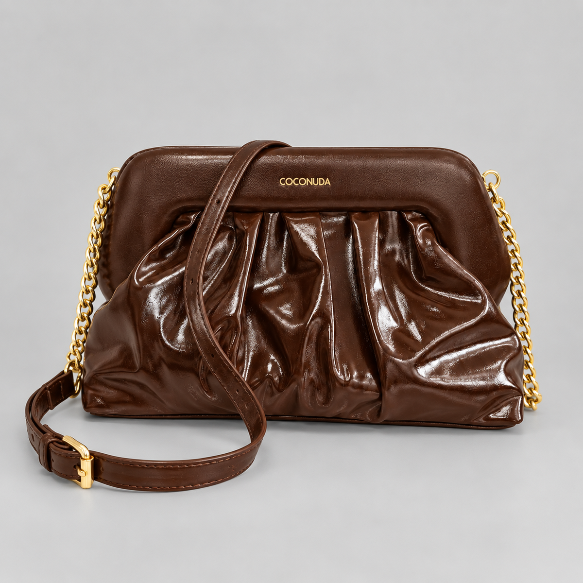 Coconuda Clutch Pouch Nocciola Scuro - vista frontale con tracolla e catena dorata
