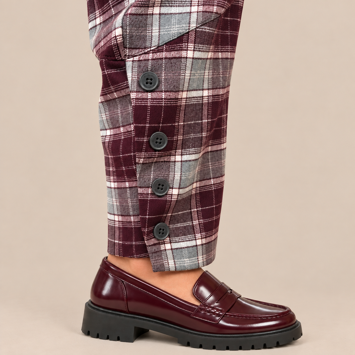 Dettaglio dei quattro bottoni sul fondo gamba del pantalone Highland tartan
