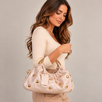 Modella con la Borsa Adele rosa cipria portata sull'avambraccio