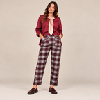 Pantalone Highland tartan bordeaux e grigio a vita alta con camicia bordeaux e mocassini, vista frontale