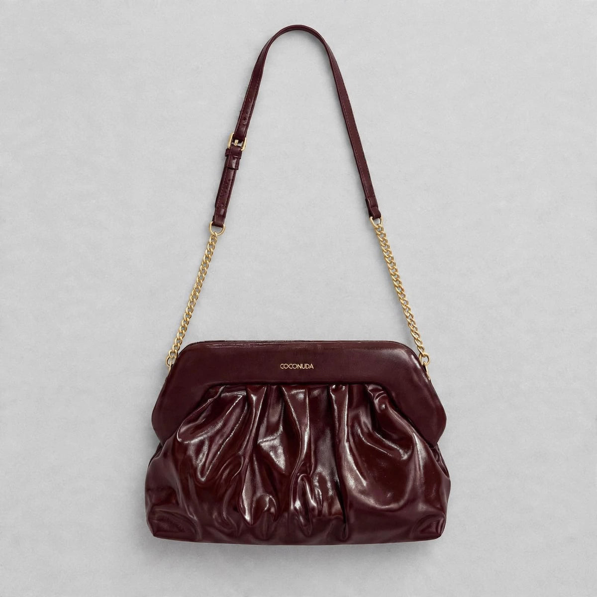 Coconuda Clutch Pouch Vinaccio - appesa con tracolla, vista frontale
