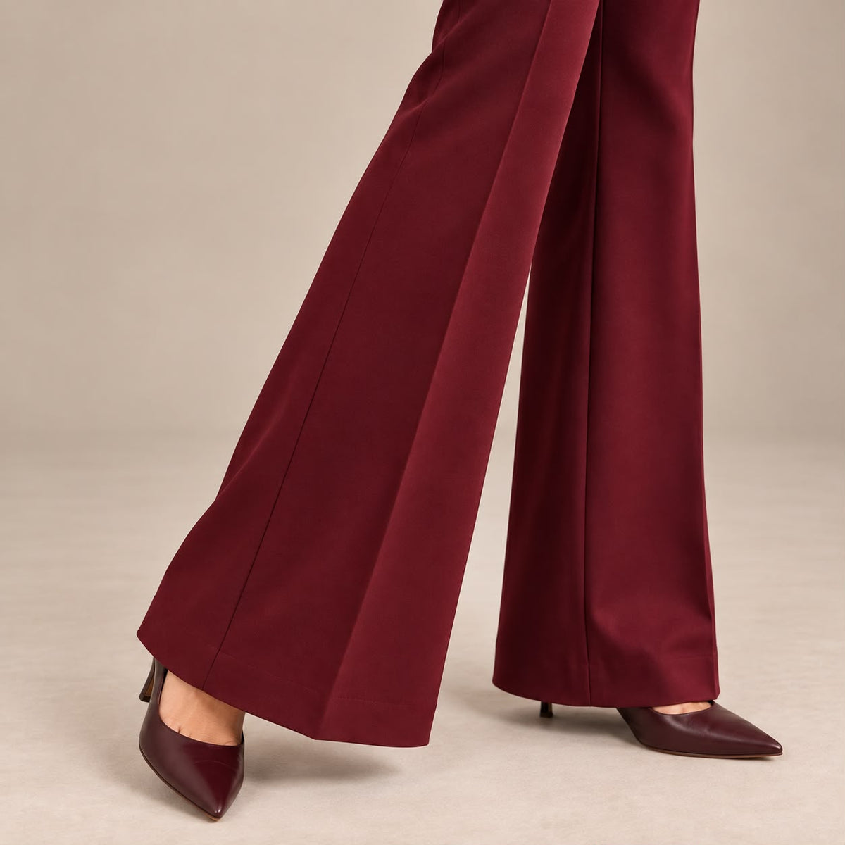Completo Katrine Borgogna - dettaglio pantalone a zampa
