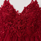Dettaglio del corpetto in pizzo ricamato con paillettes dell'Abito Letizia bordeaux