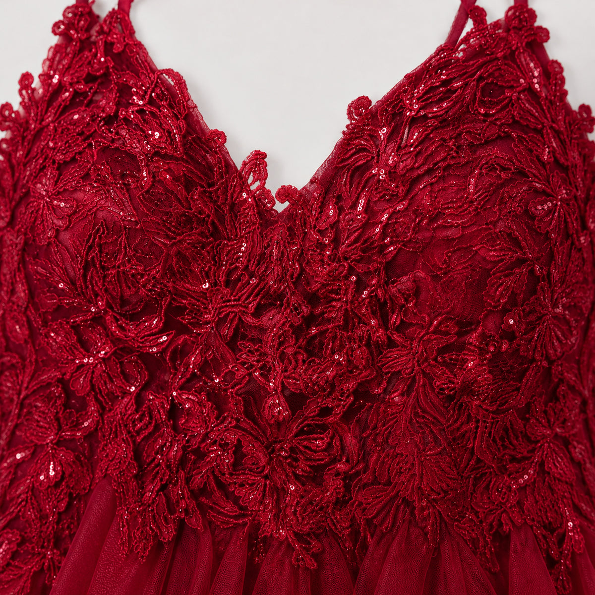 Dettaglio del corpetto in pizzo ricamato con paillettes dell'Abito Letizia bordeaux