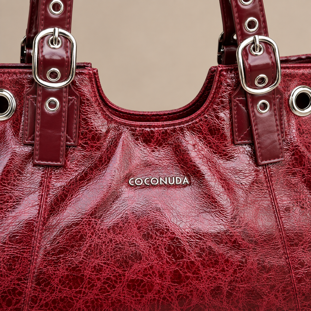 Coconuda Shopper Bordeaux - dettaglio logo in metallo, fibbie e finitura craquelé