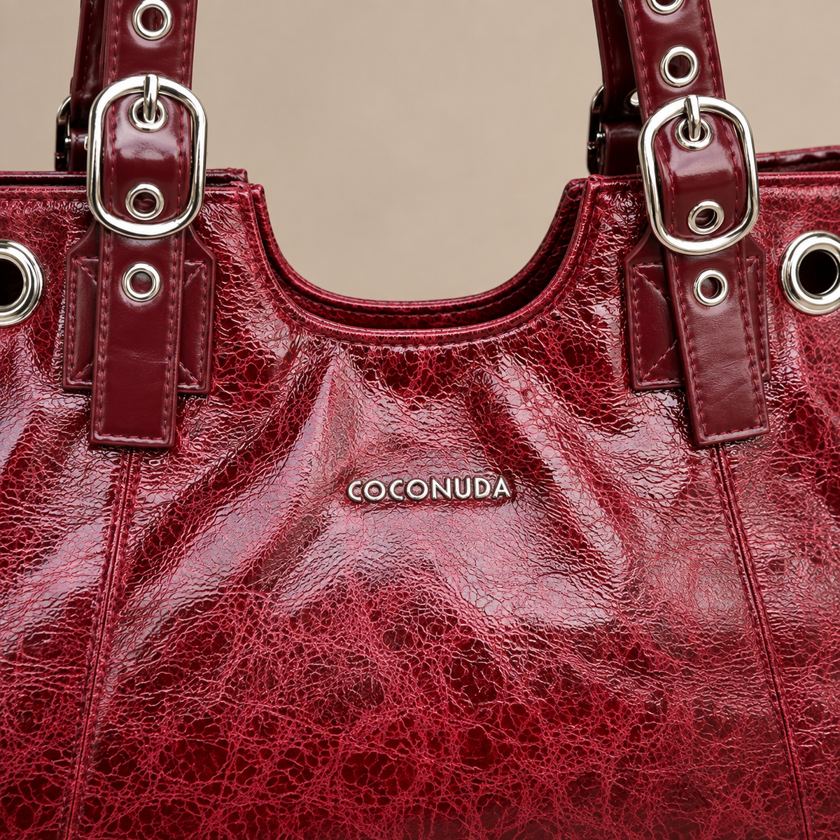 Coconuda Shopper Bordeaux - dettaglio logo in metallo, fibbie e finitura craquelé
