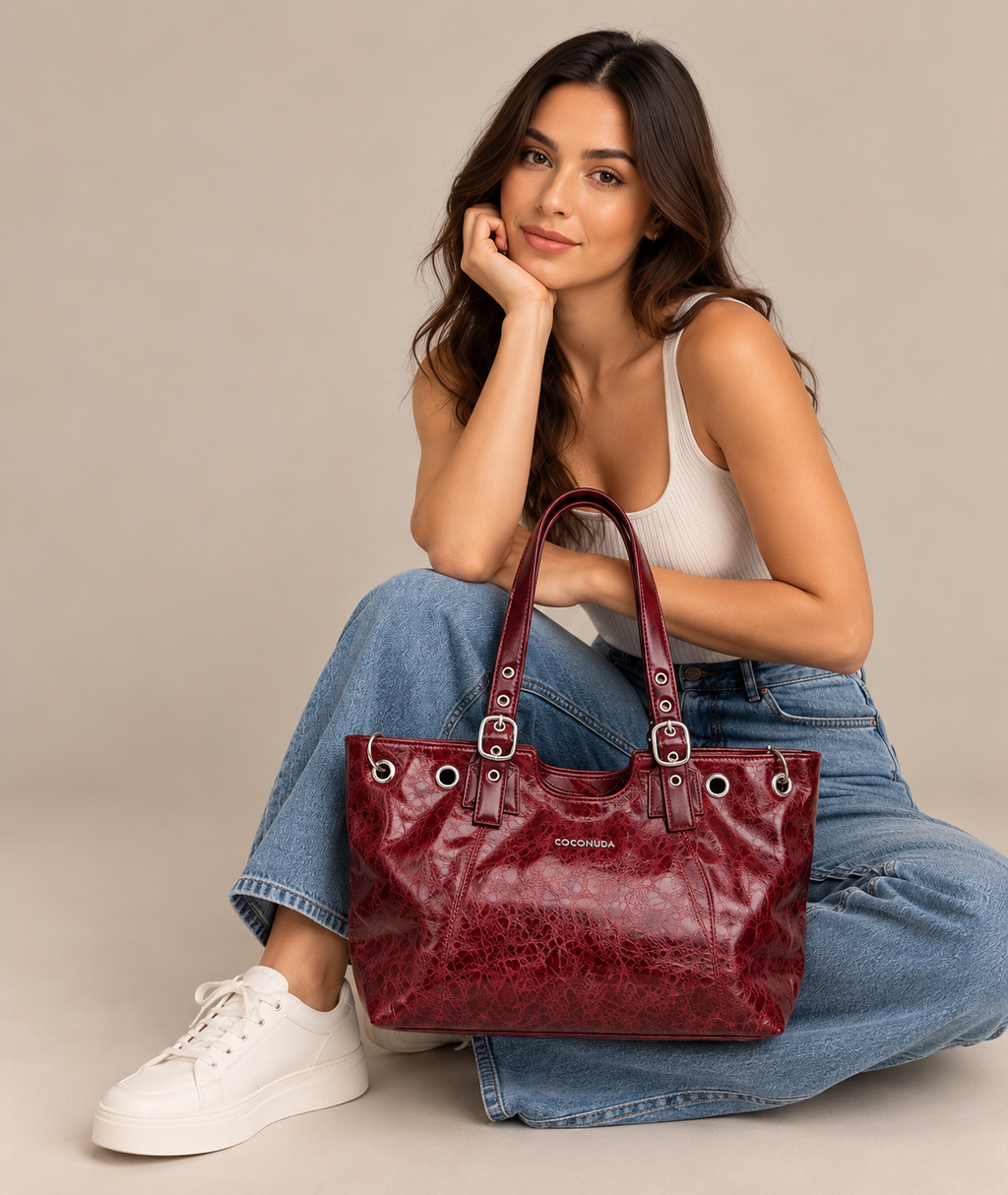 Coconuda Shopper Bordeaux - look casual con jeans e sneakers