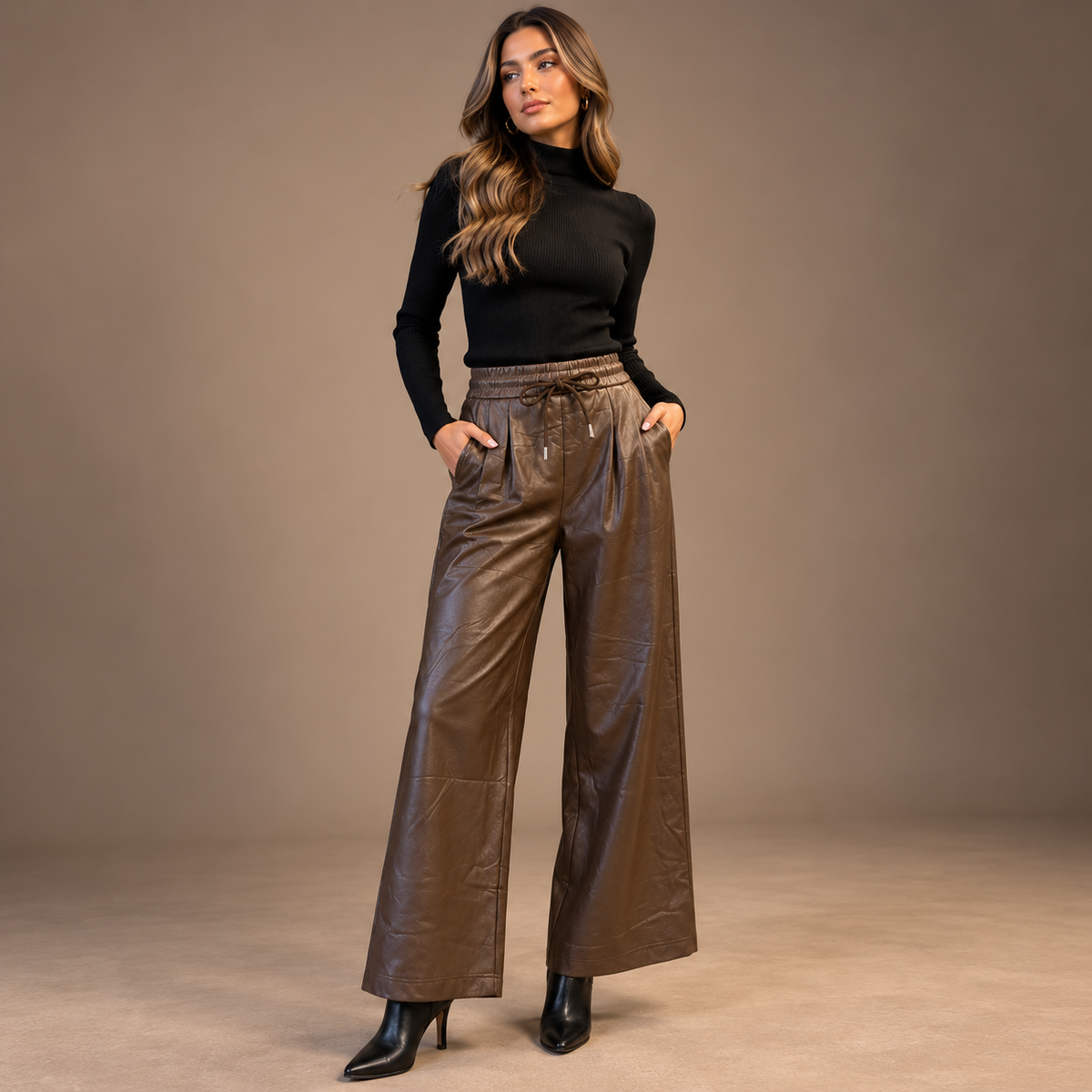 Pantaloni Crow Marrone effetto pelle - figura intera frontale con mani in tasca