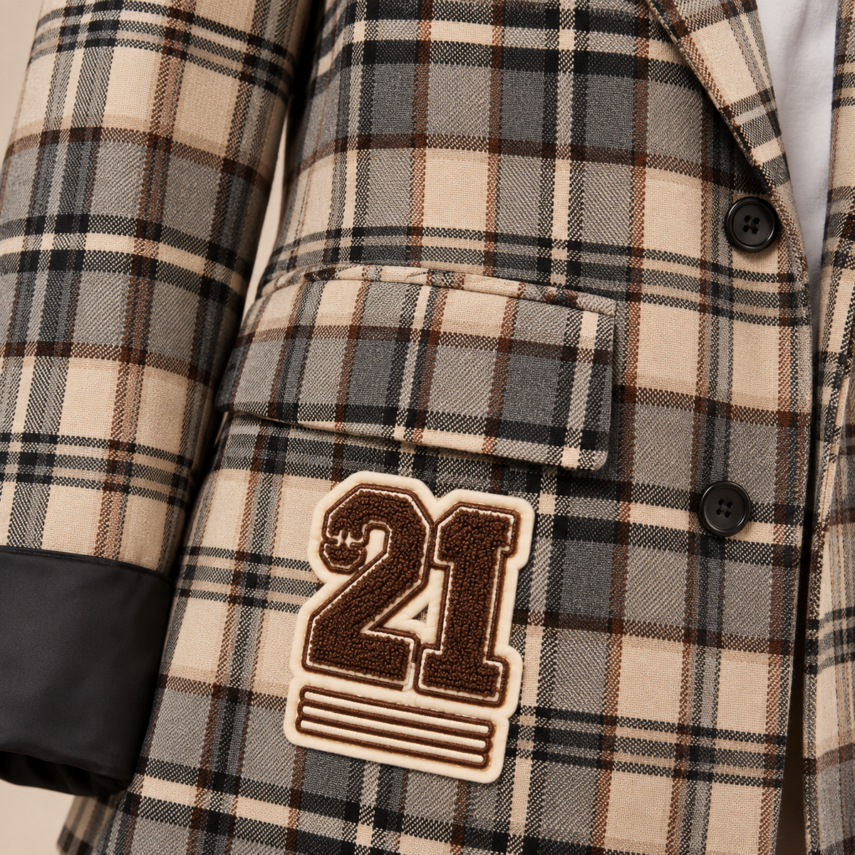 Giacca Rabbit Beige - dettaglio del patch "21" sulla tasca
