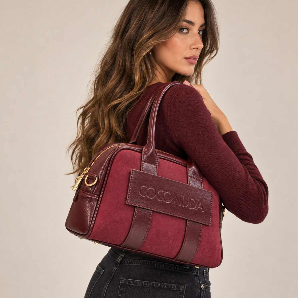 Bauletto Coconuda Borgogna, indossato a spalla con maglia bordeaux