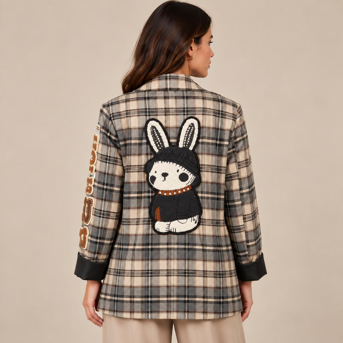 Giacca Rabbit Beige - vista posteriore con patch del coniglio