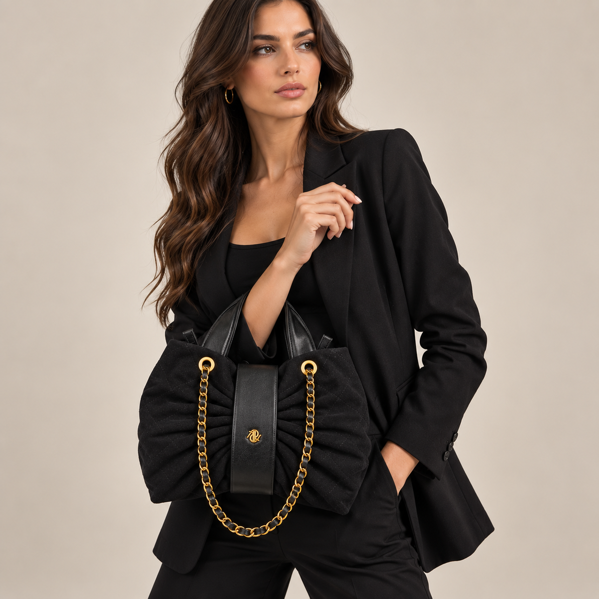 Flake Bag Nero indossata con blazer nero