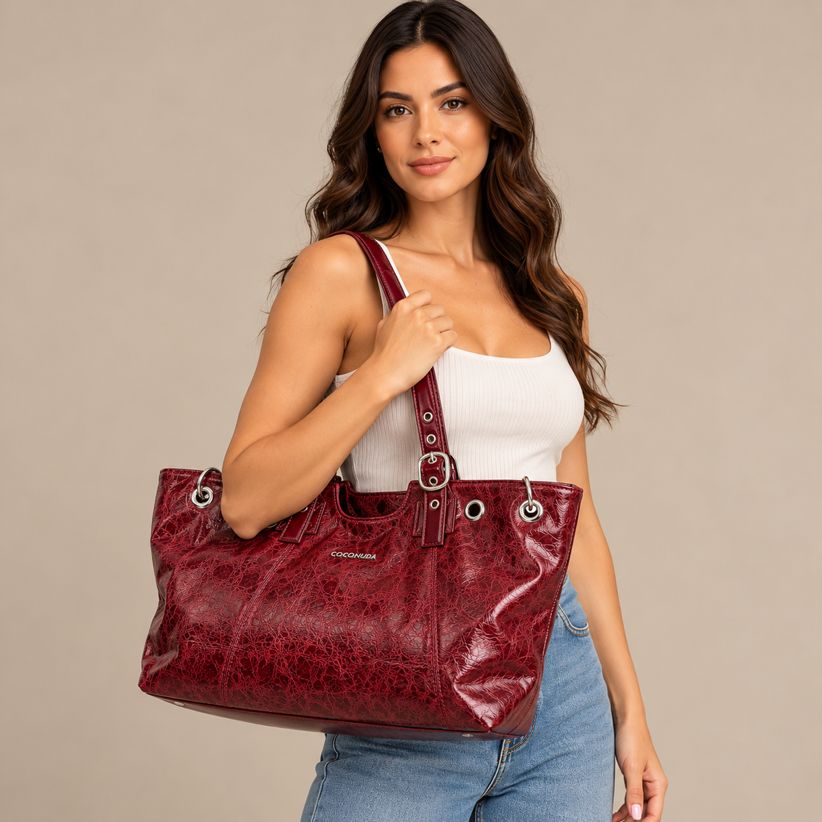 Coconuda Shopper Bordeaux indossata a spalla