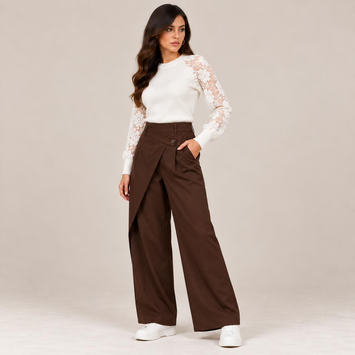 Pantalone Marlene Cioccolato - figura intera, vista di tre quarti con sneakers bianche
