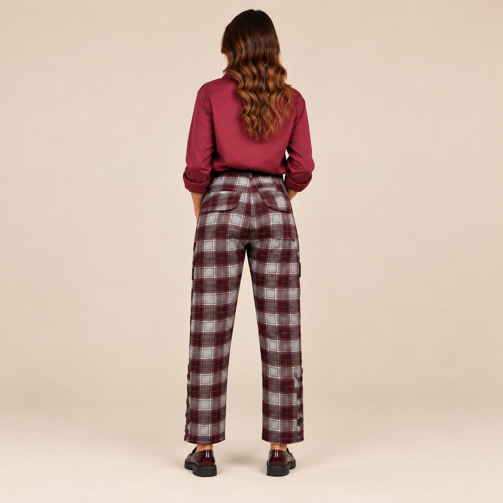 Pantalone Highland tartan bordeaux, vista posteriore con tasche a pattina