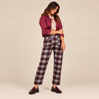 Pantalone Highland a quadri scozzesi bordeaux con bottoni al fondo gamba, figura intera