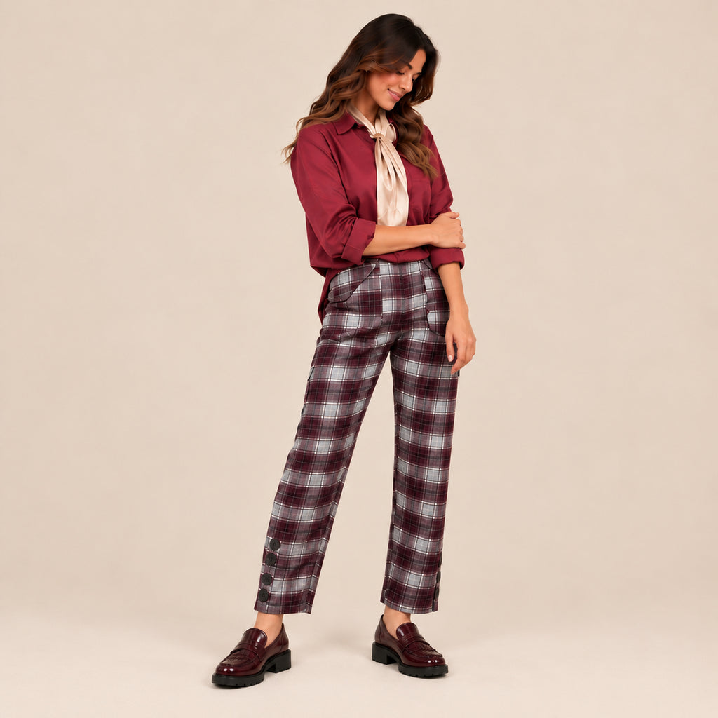Pantalone tartan bordeaux Highland abbinato a camicia bordeaux e foulard, look completo
