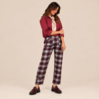 Pantalone tartan bordeaux Highland abbinato a camicia bordeaux e foulard, look completo