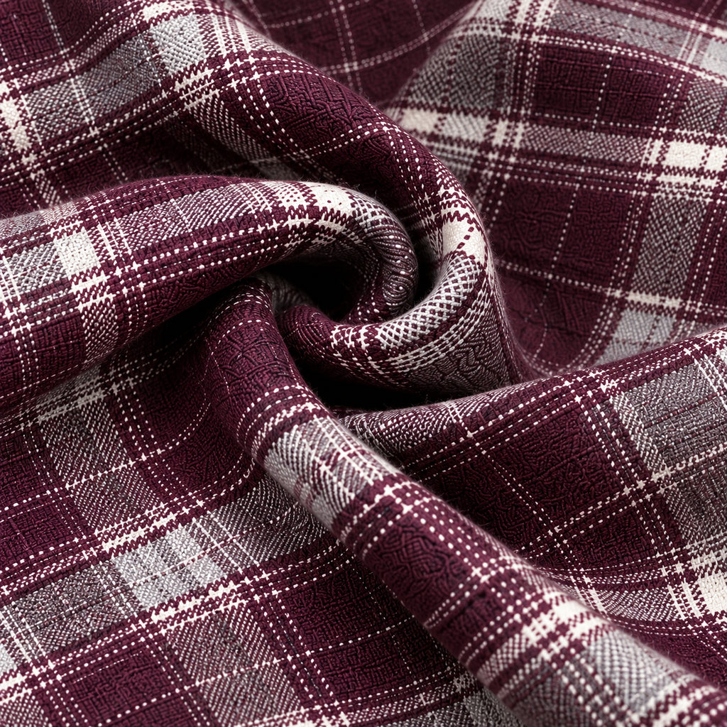Dettaglio del tessuto tartan bordeaux, grigio e bianco del pantalone Highland