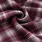 Dettaglio del tessuto tartan bordeaux, grigio e bianco del pantalone Highland