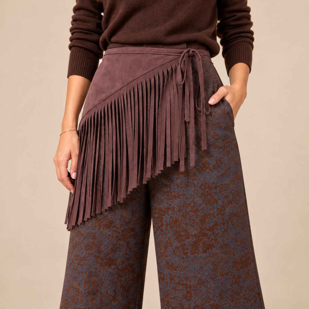 Dettaglio della gonna a frange con laccio sul fianco del pantalone Texas