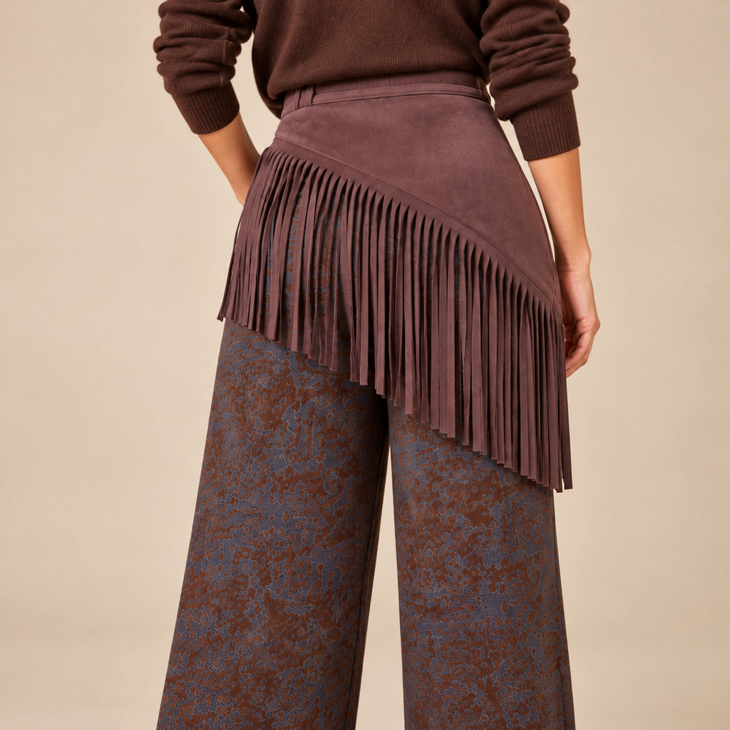 Dettaglio posteriore delle frange effetto scamosciato del pantalone Texas